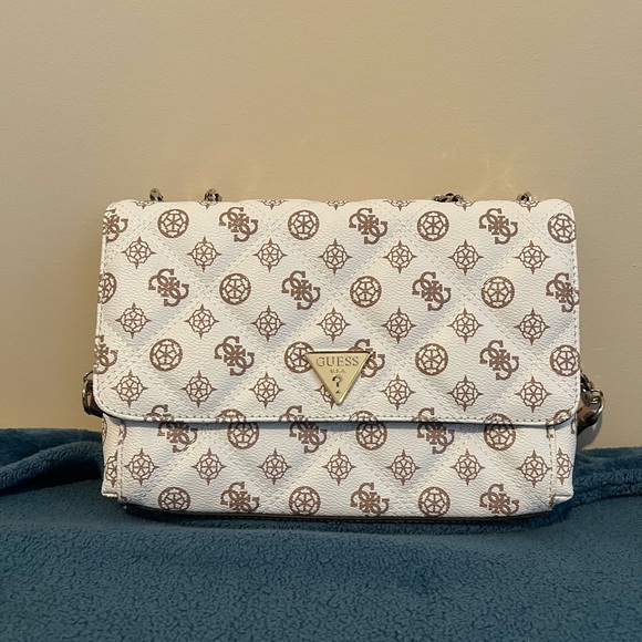 GUESS CESSILY LOGO QUILTED
CROSSBODY BAG NEVER USED - Picture 4 of 4
